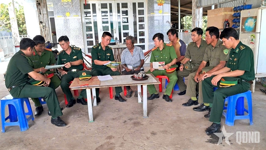 Giữ vững biên giới, phấn khởi mừng đón xuân- Ảnh 2.