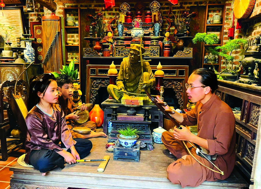 Nghệ nhân xẩm Bùi Công Sơn: Gen Z “hái lộc” cổ phong- Ảnh 3.