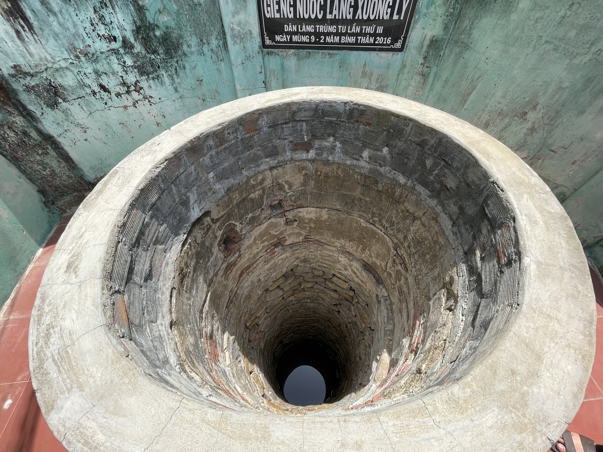 "Bí quyết lọc nước" dưới đáy giếng Chăm cổ ở làng chài Nhơn Lý- Ảnh 2. "Bí quyết lọc nước" dưới đáy giếng Chăm cổ ở làng chài Nhơn Lý- Ảnh 2.