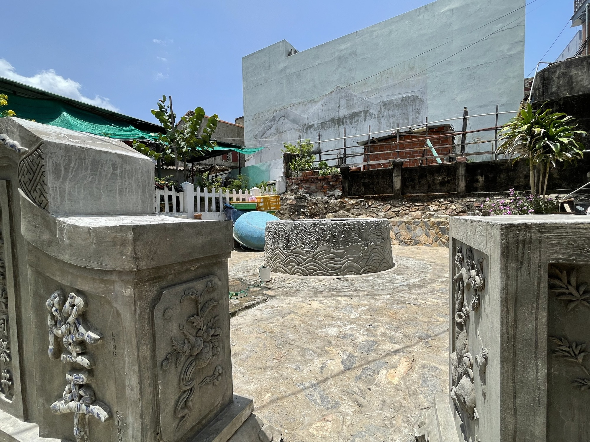 "Bí quyết lọc nước" dưới đáy giếng Chăm cổ ở làng chài Nhơn Lý- Ảnh 3. "Bí quyết lọc nước" dưới đáy giếng Chăm cổ ở làng chài Nhơn Lý- Ảnh 3.