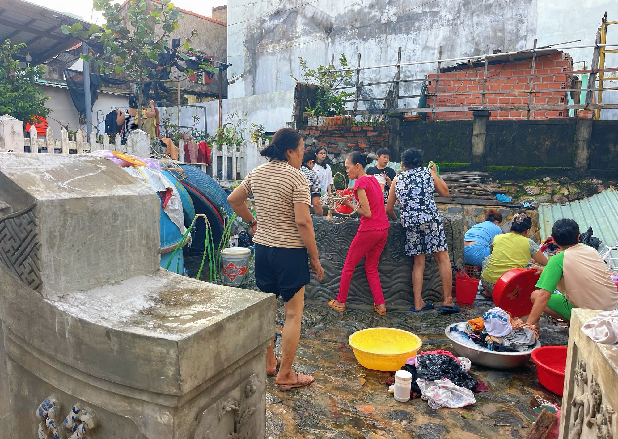 "Bí quyết lọc nước" dưới đáy giếng Chăm cổ ở làng chài Nhơn Lý- Ảnh 5. "Bí quyết lọc nước" dưới đáy giếng Chăm cổ ở làng chài Nhơn Lý- Ảnh 5.