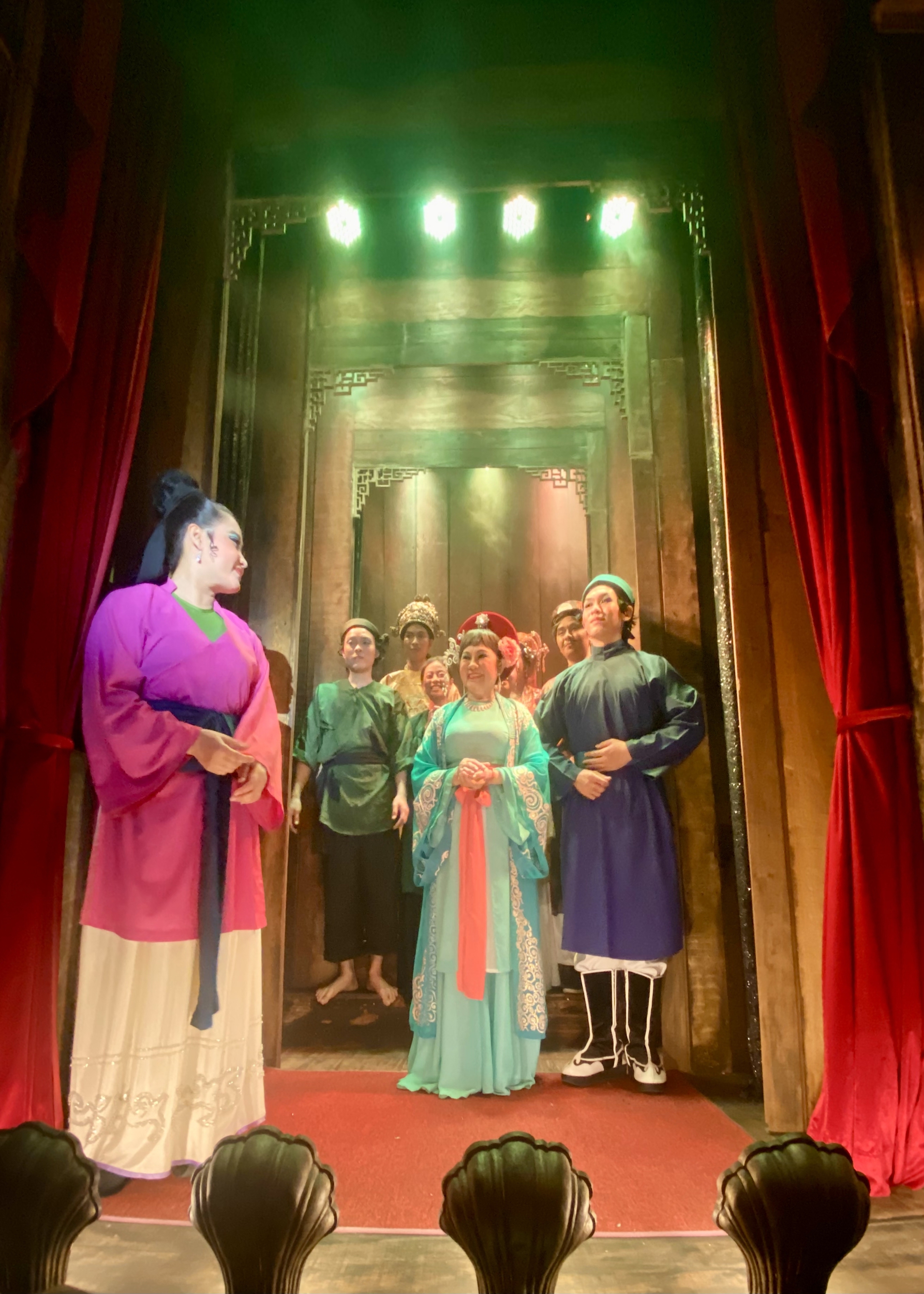 Ngồi bệt ở gánh cải lương 5 không- Ảnh 1. Ngồi bệt ở gánh cải lương 5 không- Ảnh 1.