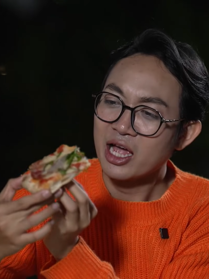 Pizza La Mã, T-bone nướng than chinh phục Kan Hy tại “Quán ăn hạnh phúc”