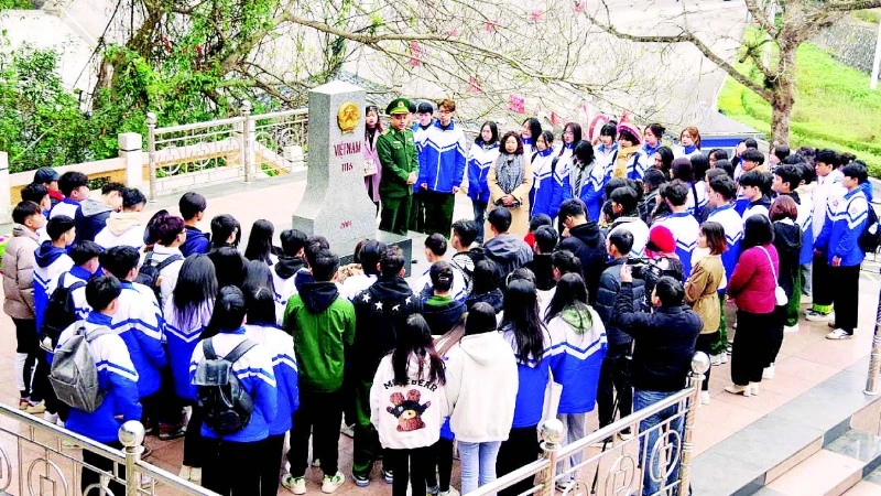 Học bên cột mốc biên cương