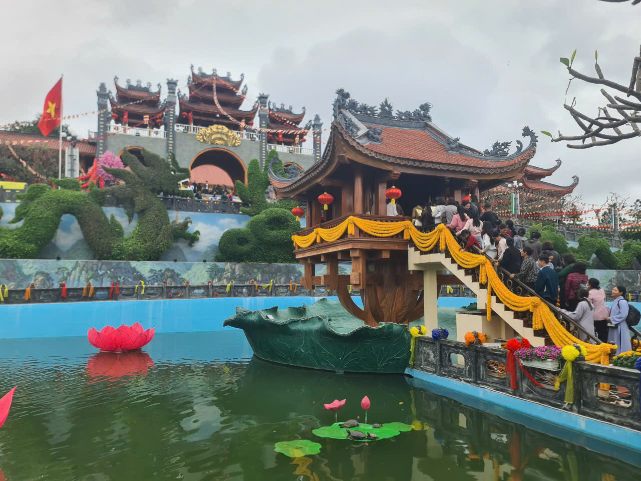 Hàng vạn du khách đến chùa Ba Vàng dự Lễ khai xuân Bính Ngọ 2026 - Ảnh 2.