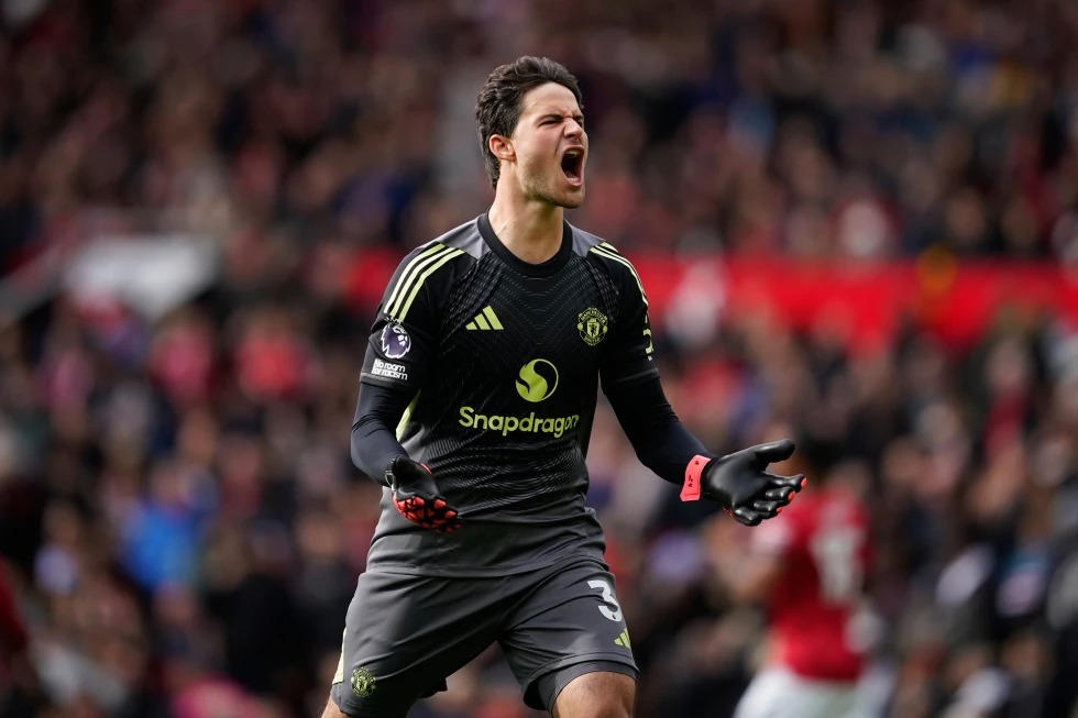 Man United chấp nhận lỗ nặng, “bán tháo” thủ môn Onana - Ảnh 2.