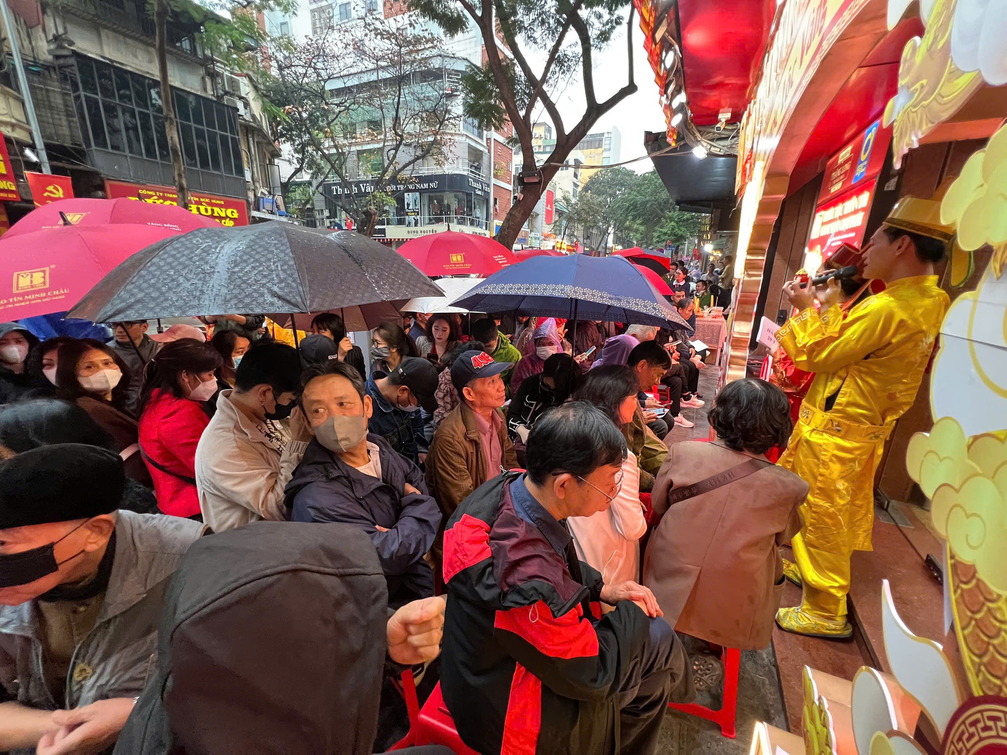 Bất chấp trời mưa, khách hàng ùn ùn đi mua vàng Thần Tài từ sáng sớm- Ảnh 1.