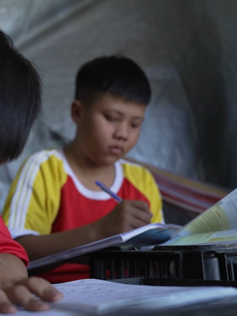 Mái ấm gia đình Việt: Chuyện em Vinh - cậu học trò đi bộ gần 9km đến trường