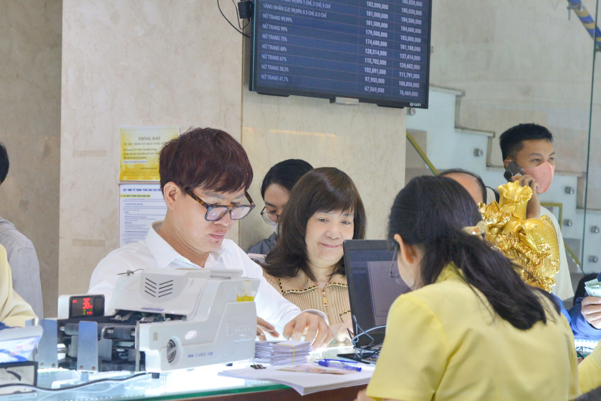 Bất chấp trời mưa, khách hàng ùn ùn đi mua vàng Thần Tài từ sáng sớm- Ảnh 4.