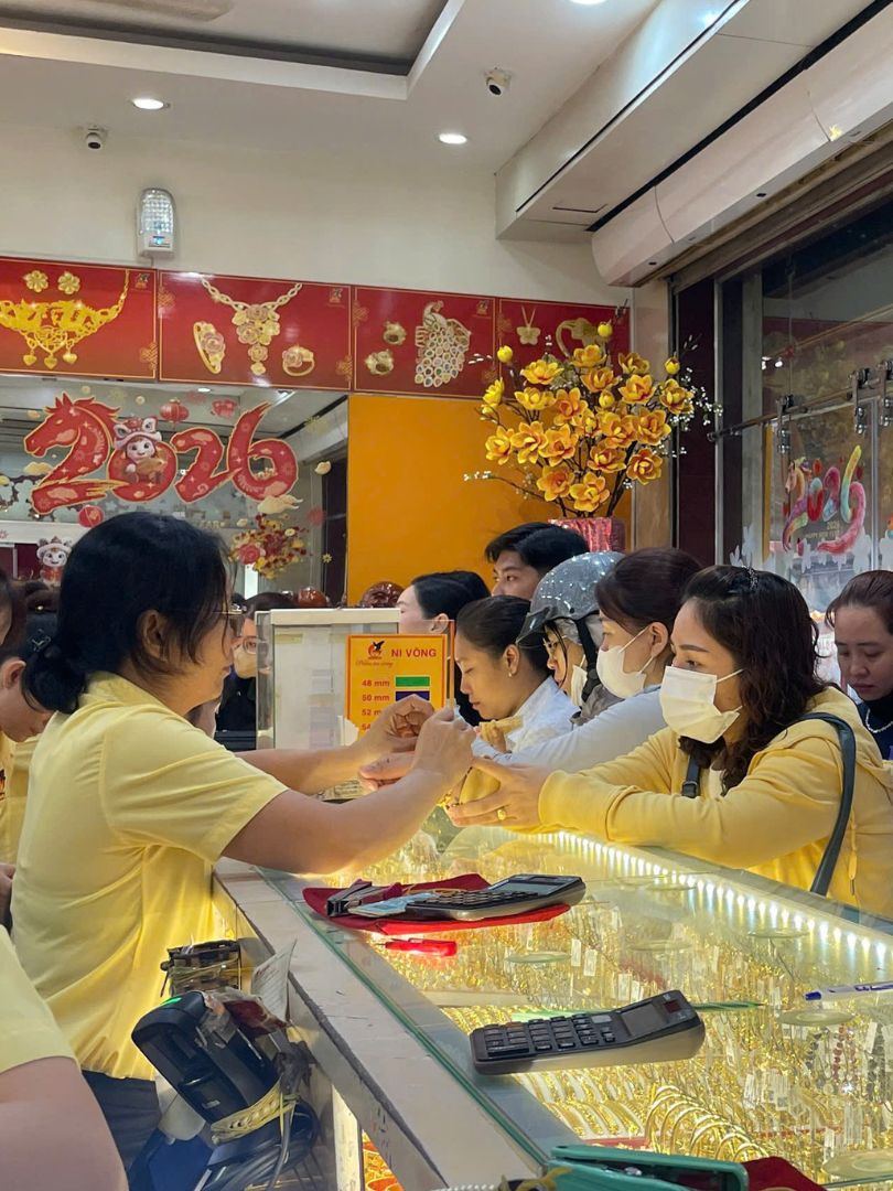 Người dân TP. Hồ Chí Minh đội mưa mua vàng ngày vía Thần Tài
