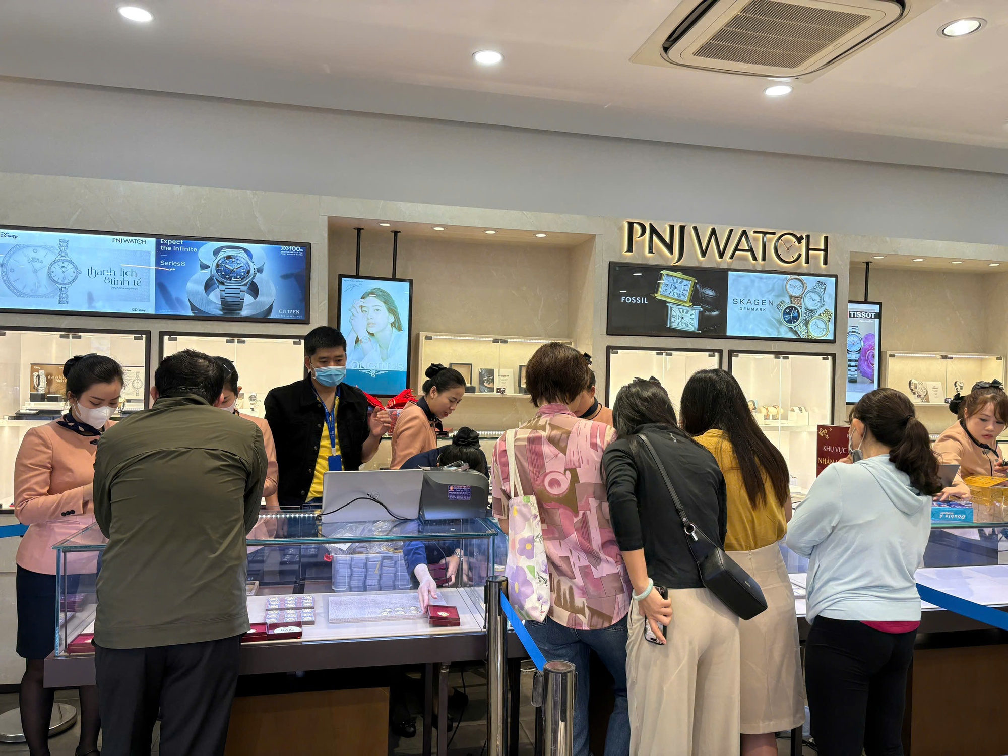 Bất chấp trời mưa, khách hàng ùn ùn đi mua vàng Thần Tài từ sáng sớm- Ảnh 5.