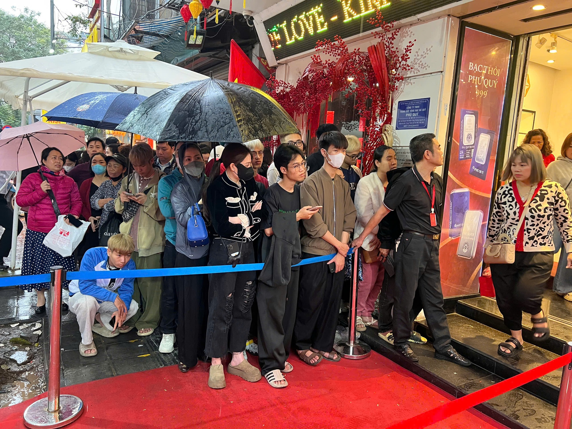 Bất chấp trời mưa, khách hàng ùn ùn đi mua vàng Thần Tài từ sáng sớm- Ảnh 2.