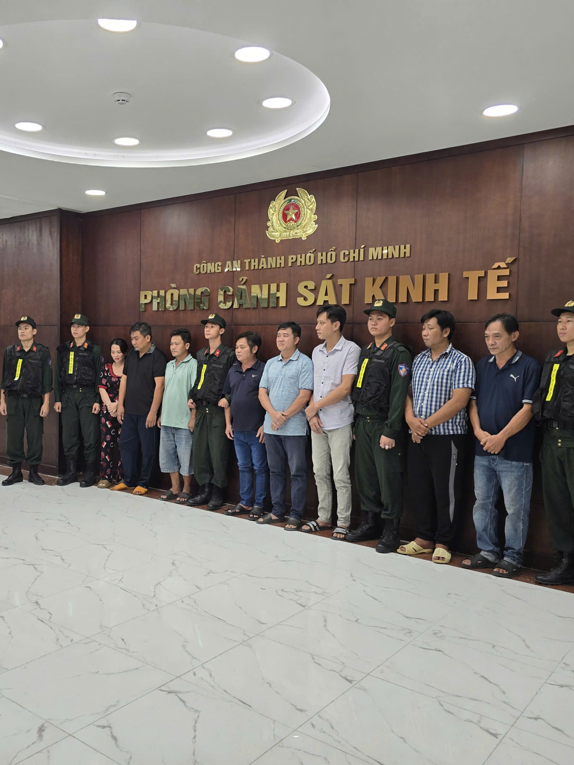 Công an TP. Hồ Chí Minh triệt phá đường dây sản xuất, buôn bán xăng Ron95 giả