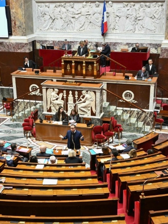 Chính phủ Pháp vượt qua hai cuộc bỏ phiếu bất tín nhiệm