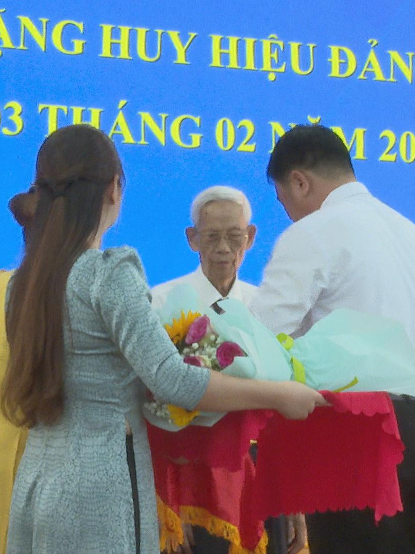 Phường Phú Định trao tặng Huy hiệu Đảng đợt 3/2