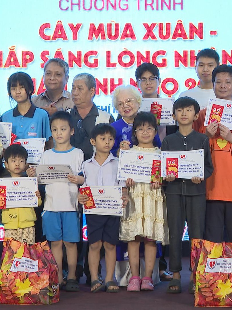 Cây Mùa Xuân - "Thắp sáng lòng nhân ái" lần thứ 25: Trao tặng 2.000 phần quà Tết