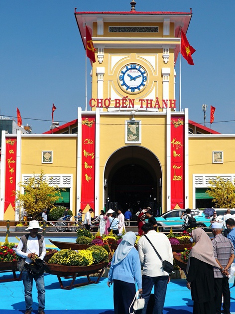 Quảng trường chợ Bến Thành mở rào chắn, người dân check-in chụp ảnh tết