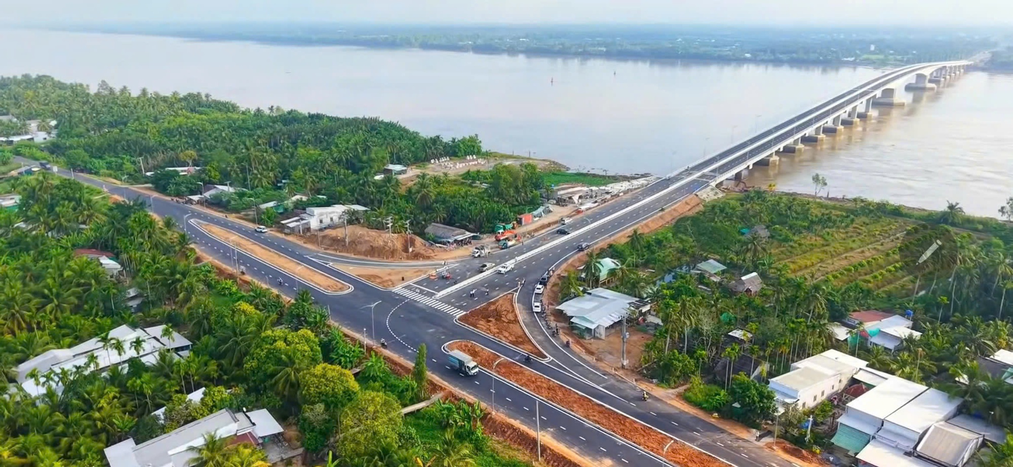 Cầu Đại Ngãi 2 được thông xe tạm và chính thức hoàn thành vào 30.4 - Ảnh 1.