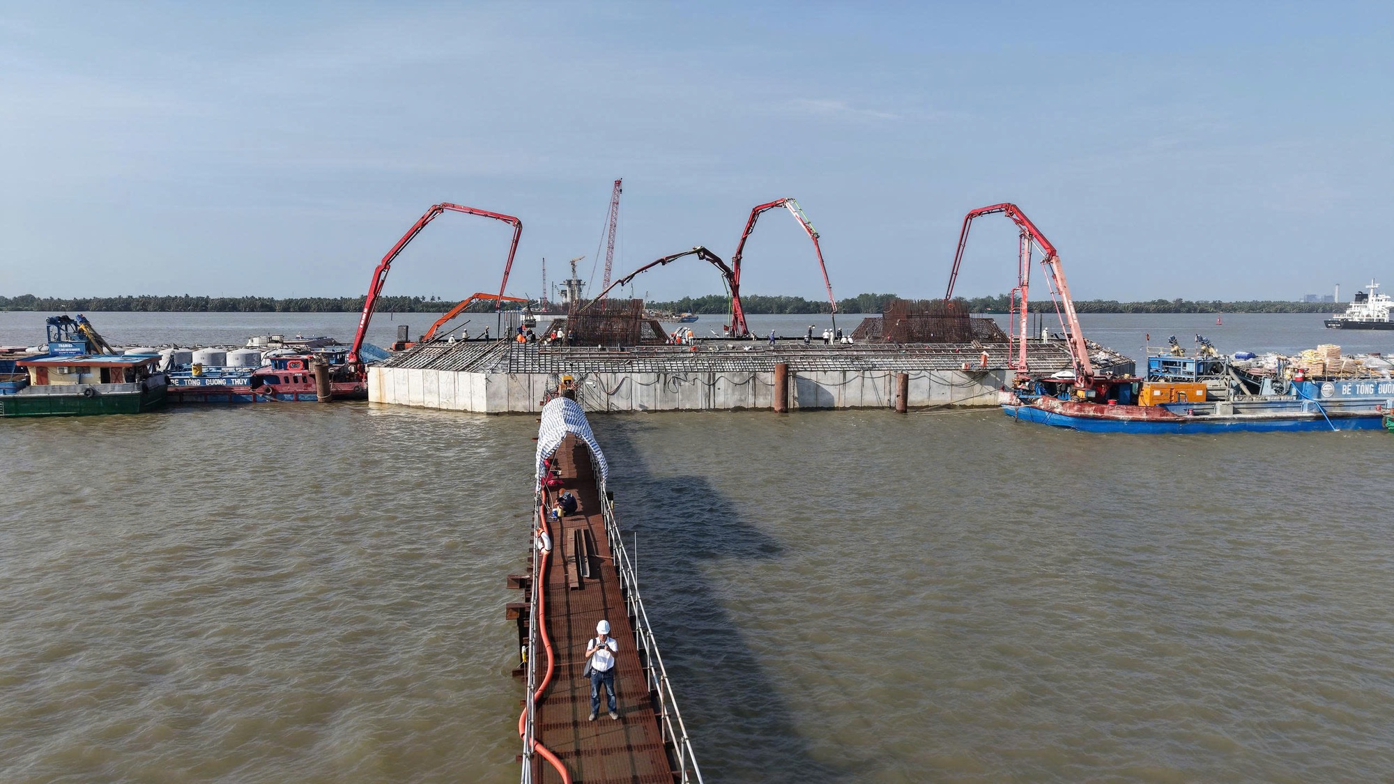 Cầu Đại Ngãi 2 được thông xe tạm và chính thức hoàn thành vào 30.4 - Ảnh 7.