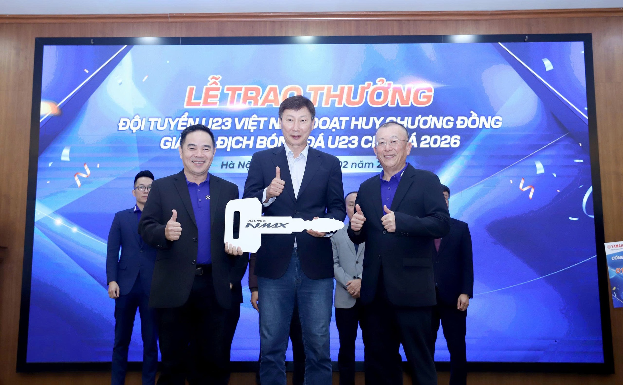 U23 Việt Nam được thưởng xe máy xịn: Ông Kim và học trò háo hức trải nghiệm… ngay trên sân khấu- Ảnh 1.