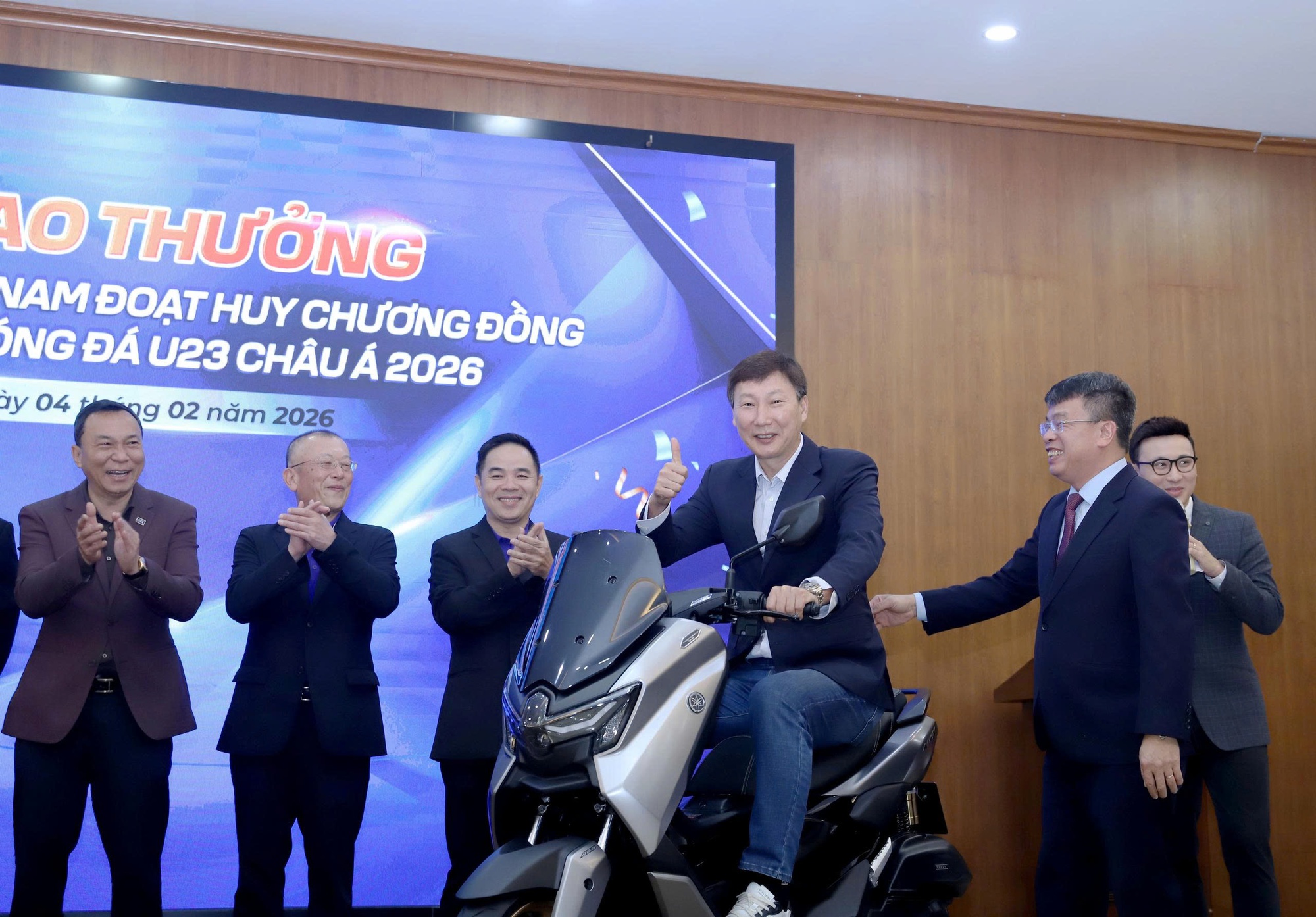 U23 Việt Nam được thưởng xe máy xịn: Ông Kim và học trò háo hức trải nghiệm… ngay trên sân khấu- Ảnh 3.