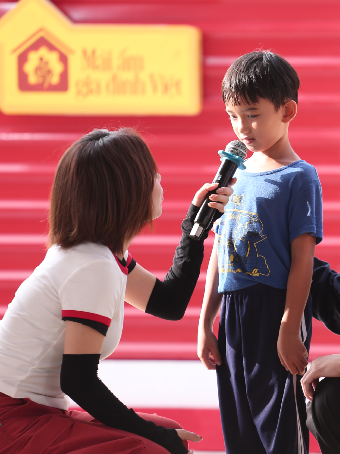 Lâm Bảo Ngọc giúp hai chị em mồ côi về quê thăm mộ mẹ - Mái ấm gia đình Việt