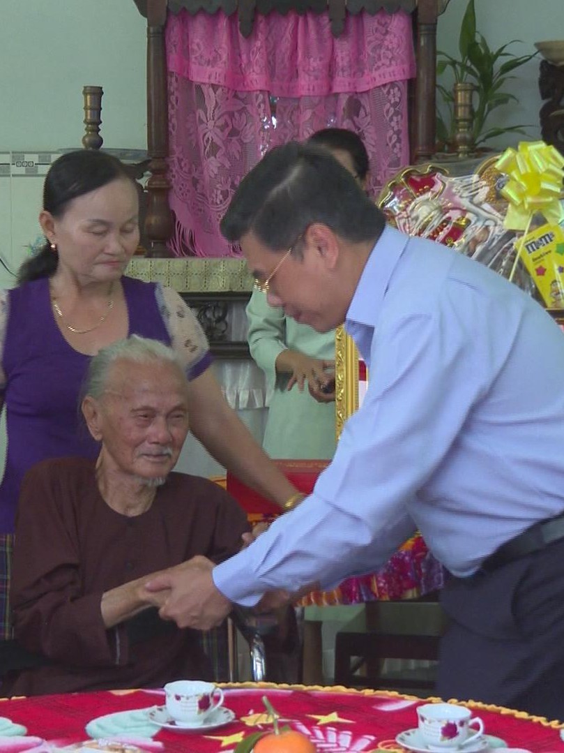 TP. Hồ Chí Minh: Thăm hỏi và mừng thọ các cụ tròn 100 tuổi tại huyện Cần Giờ