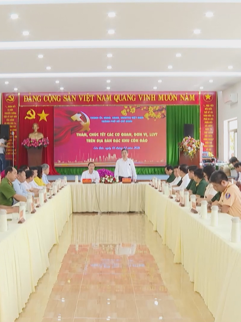 Phó Bí thư Thành ủy Nguyễn Phước Lộc thăm, chúc Tết quân và dân đặc khu Côn Đảo