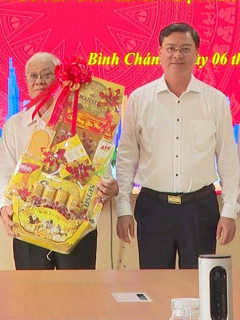 TP. Hồ Chí Minh: Chúc Tết và tặng quà các gia đình tiêu biểu tại xã Bình Chánh và Hưng Long