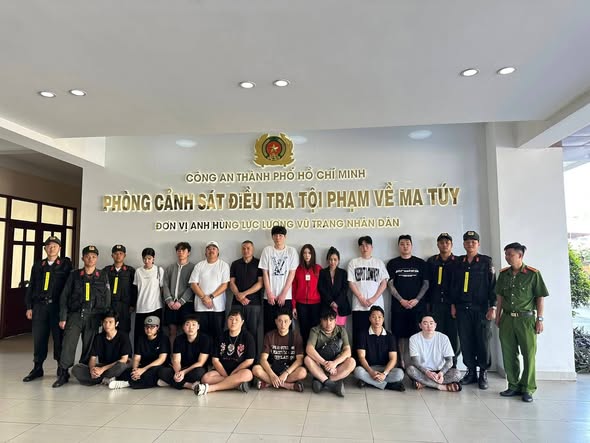 Đột kích quán bar trung tâm TP. Hồ Chí Minh nửa đêm, phát hiện 17 người dương tính ma túy - Ảnh 3.