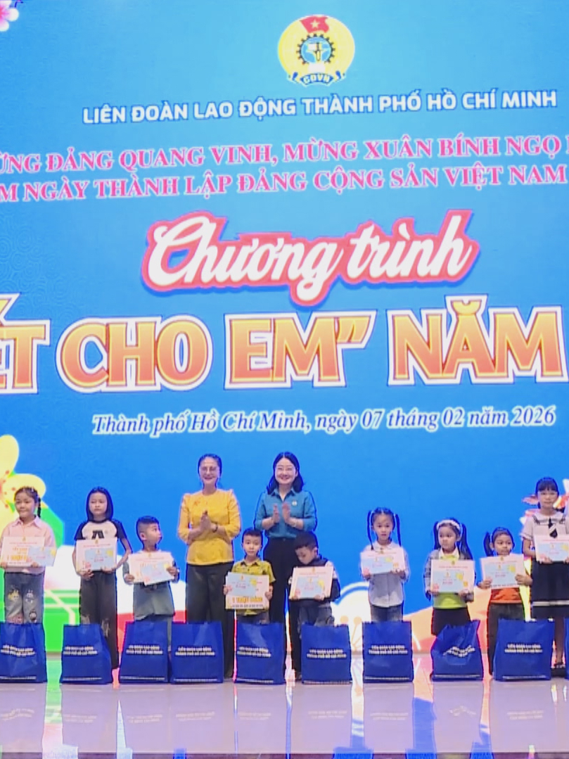 Lan tỏa yêu thương từ 100 phần quà Tết dành cho con em công nhân lao động