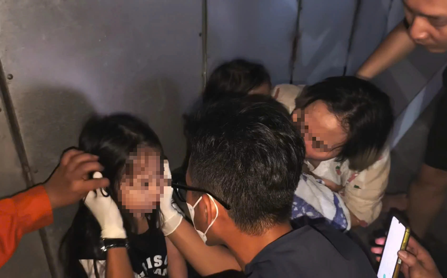 Cháy nhà ở TP.HCM, cảnh sát lao vào lửa dữ cứu 4 người dân thoát nạn - Ảnh 4.