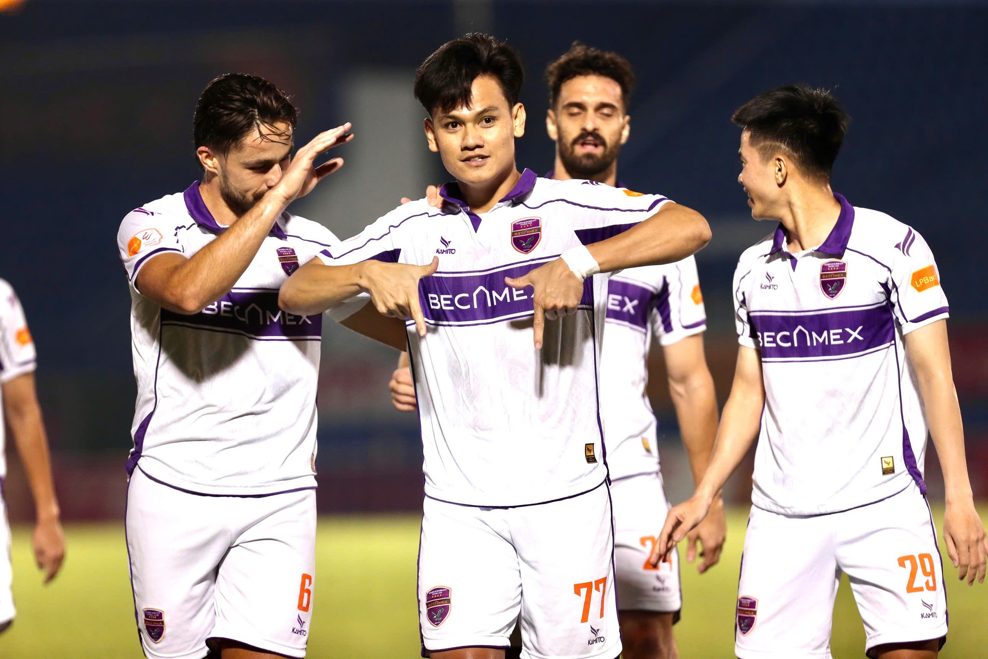 CLB Becamex TP.HCM thua ngược cay đắng PVF-CAND: ‘Nước mắt’ Hồ Tấn Tài!- Ảnh 1.