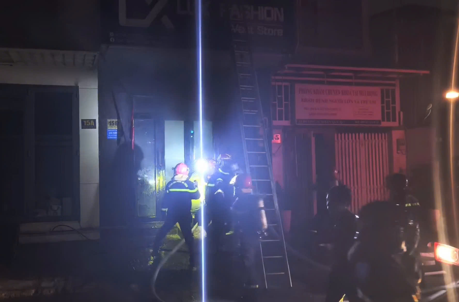 Cháy nhà ở TP.HCM, cảnh sát lao vào lửa dữ cứu 4 người dân thoát nạn - Ảnh 2.