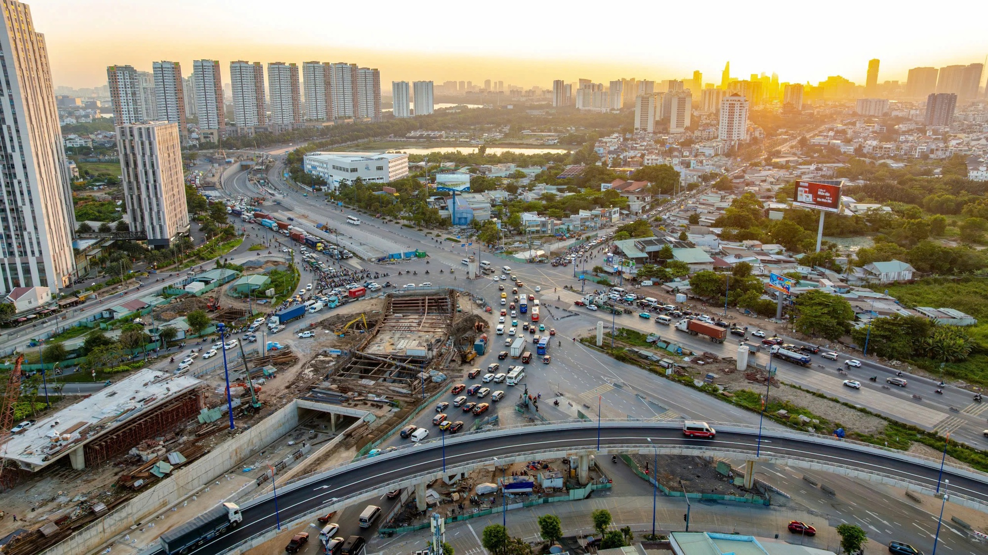 Có nên tháo dỡ vòng xoay ở TP.HCM: Xây thêm cầu vượt, hầm chui- Ảnh 1.