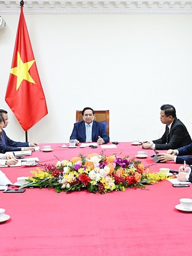 Thủ tướng điện đàm với Tổng thống Các Tiểu vương quốc Arab thống nhất