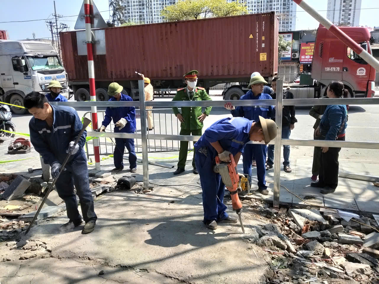 "Phản ứng nhanh" sau tai nạn chết người tại lối đi tự mở qua đường sắt ở Hà Nội- Ảnh 1.