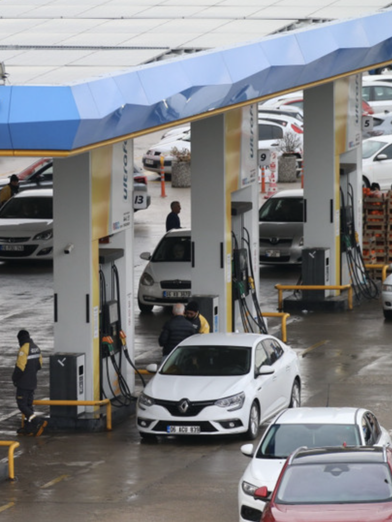 Giá dầu thế giới tiếp tục leo thang bất chấp nỗ lực xả kho dự trữ kỷ lục của IEA