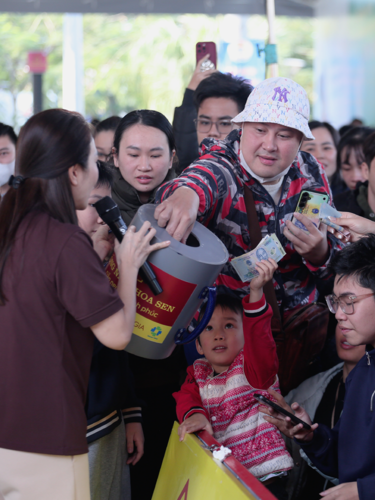 Tập 2 "Mái ấm gia đình Việt" trao gần 600 triệu đến các em nhỏ khó khăn