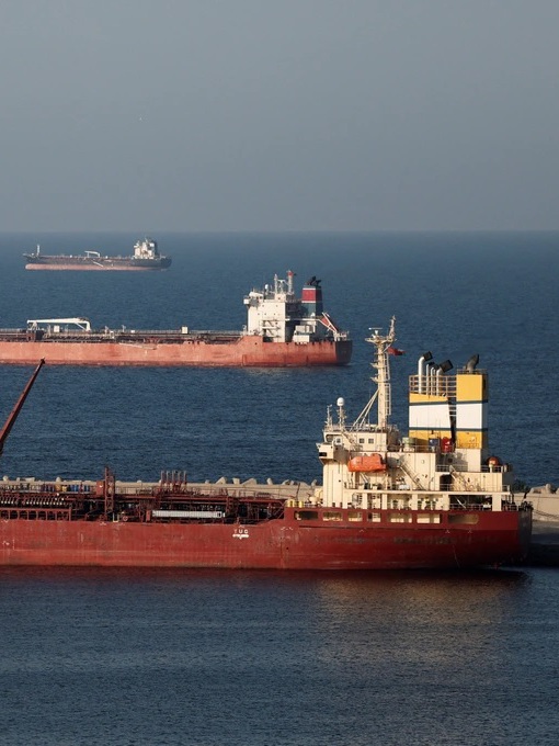 Giá dầu giảm sáng 13/3 sau khi Mỹ cho phép mua dầu Nga trên biển