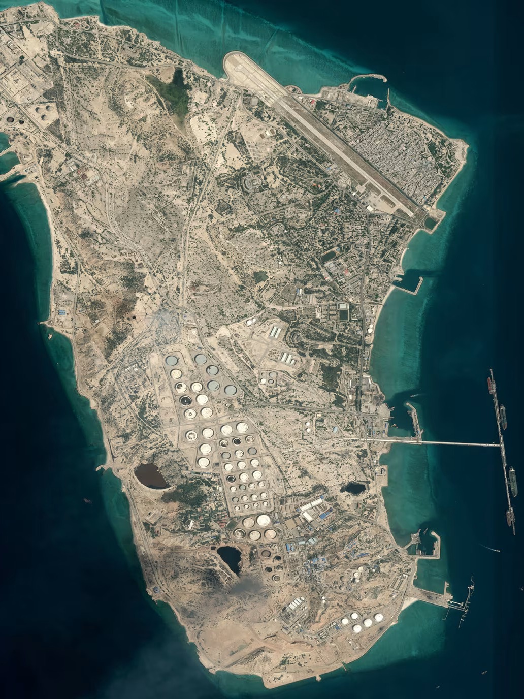 Mỹ không kích hòn đảo chiến lược của Iran