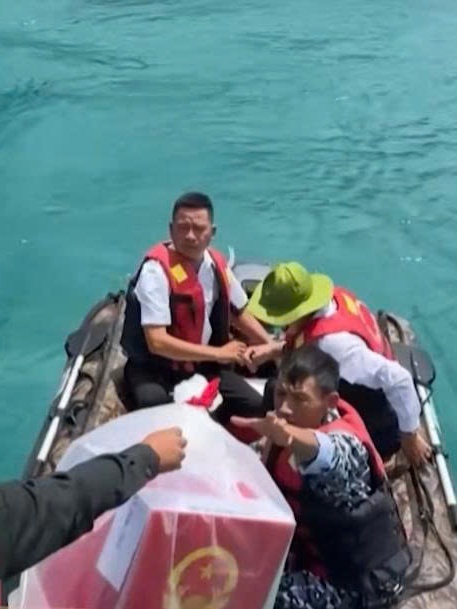 Vượt sóng đưa thùng phiếu đến với cử tri tại "Đảo Rùa" lớn nhất Việt Nam