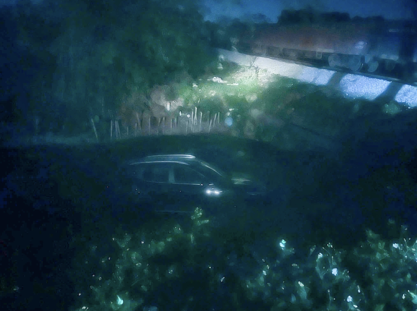 Tai nạn đường sắt nghiêm trọng: Ô tô bị tàu hỏa tông văng xuống mương nước - Ảnh 1.