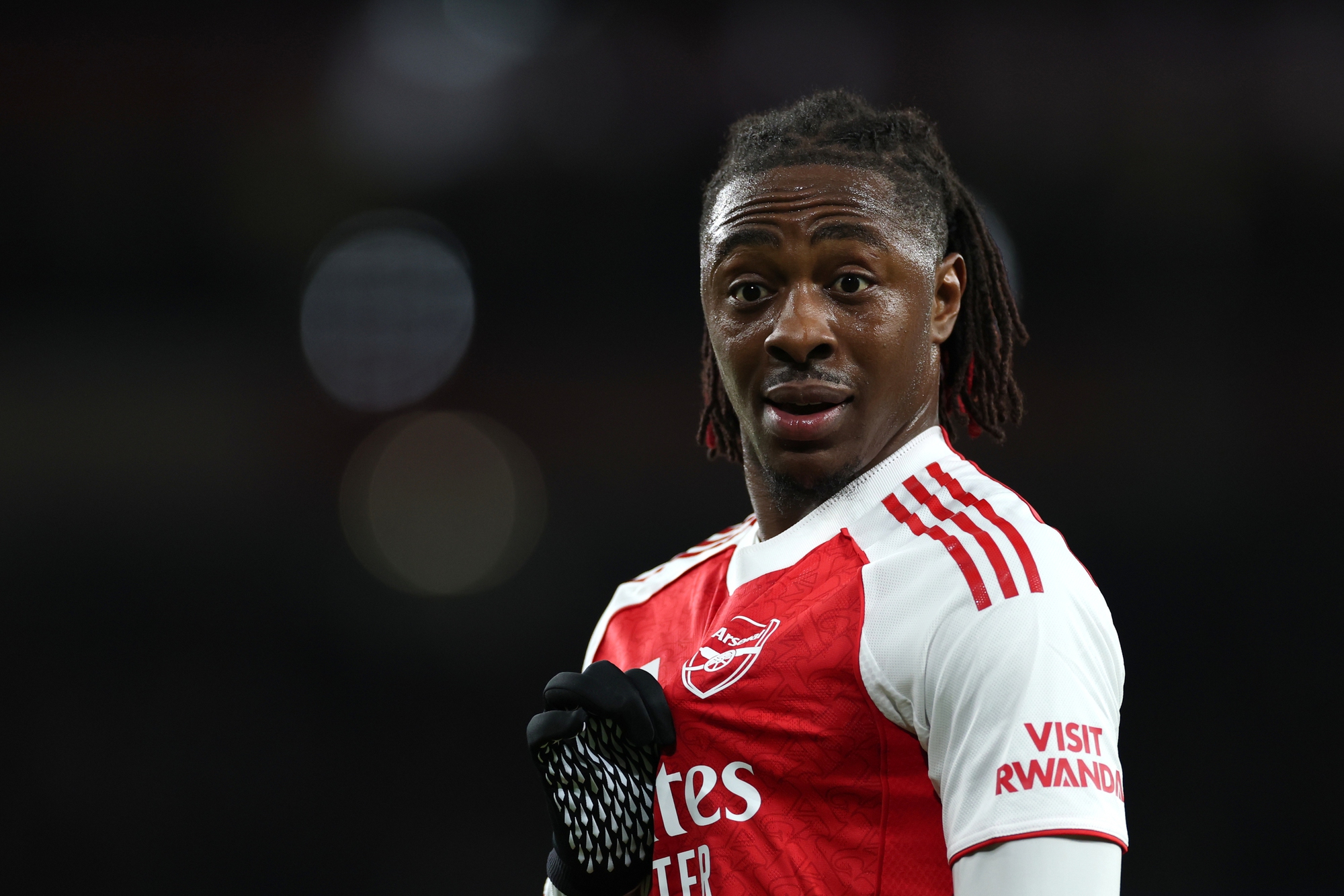 Hai cú sút xa đưa Arsenal vào tứ kết Champions League - Ảnh 1.