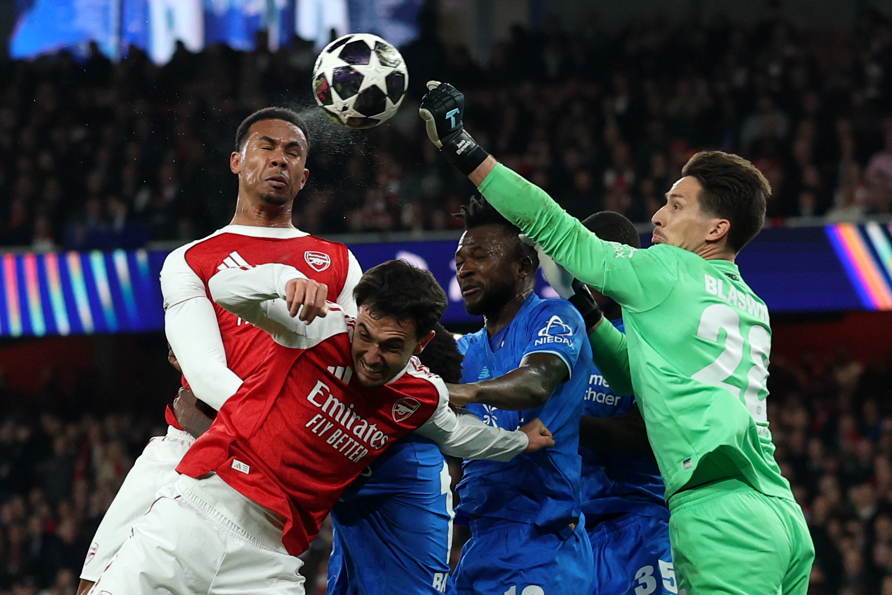 Hai cú sút xa đưa Arsenal vào tứ kết Champions League - Ảnh 2.