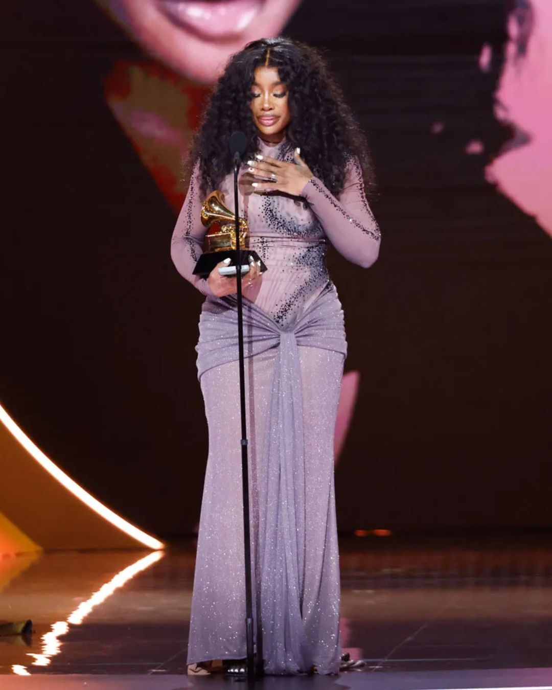 Ca sĩ hát 'Golden' trên sân khấu Oscar diện thiết kế của Đỗ Long - Ảnh 5.