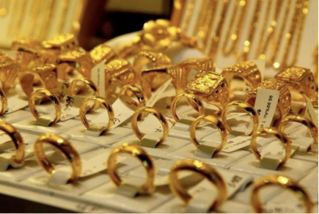 Thị trường ngày 2/3/2026: Giá vàng duy trì đỉnh cao; xăng dầu tiếp tục biến động - Ảnh 1.