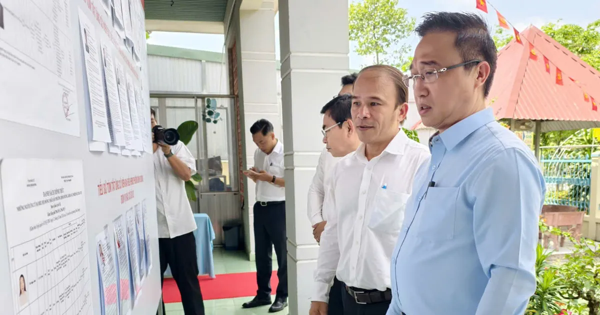 Phó Bí thư Thành ủy TP. Hồ Chí Minh Đặng Minh Thông kiểm tra công tác chuẩn bị bầu cử