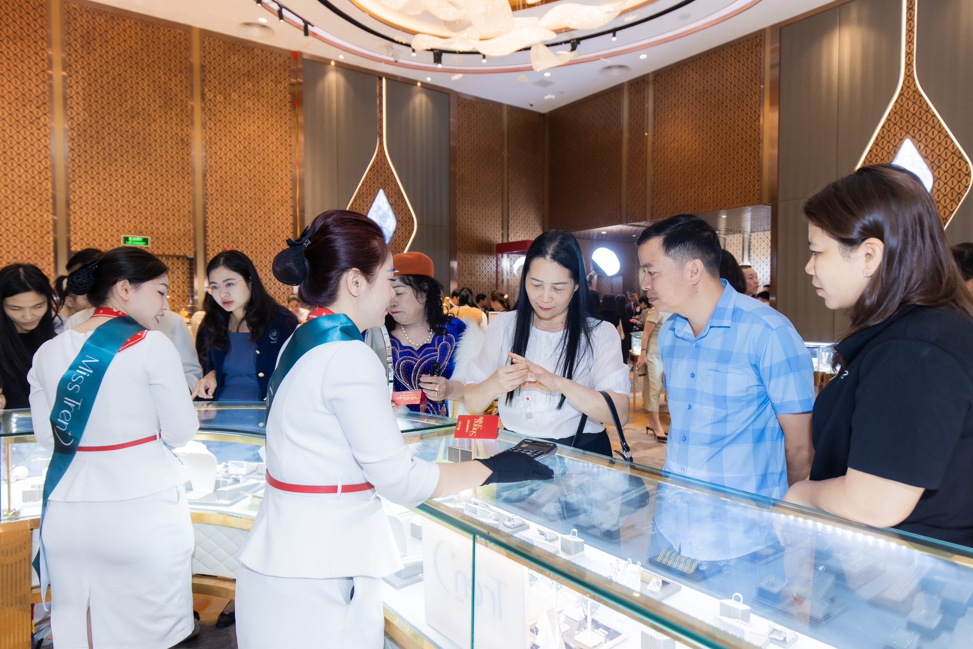 Triển lãm trang sức DOJI shining show 'đổ bộ' Đà Nẵng- Ảnh 3.