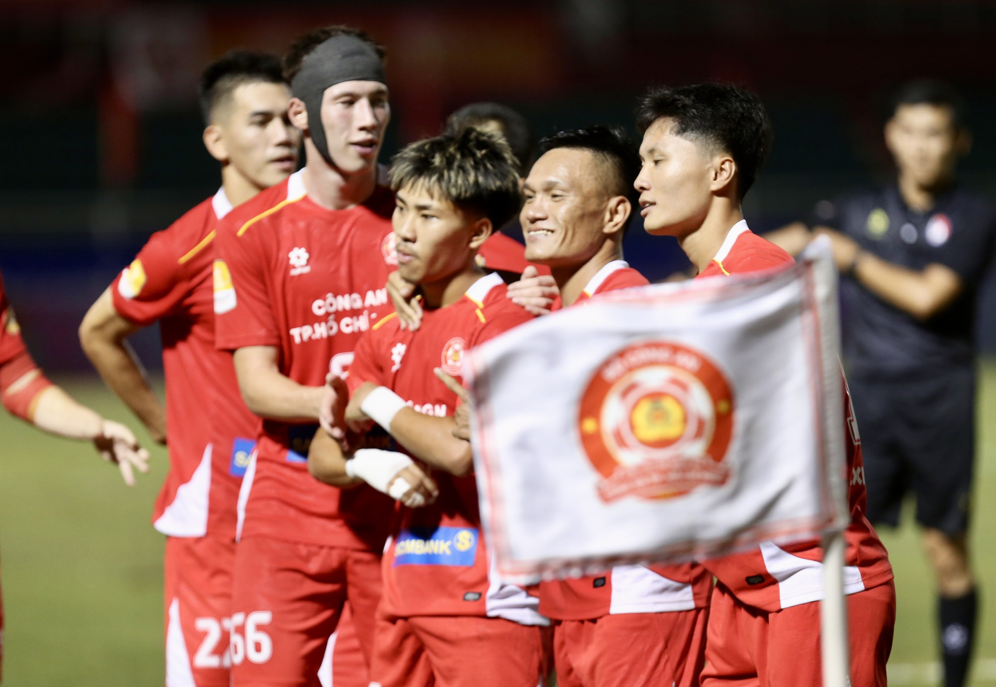 Cầu thủ Việt kiều Khoa Ngô tỏa sáng, CLB CA TP.HCM thắng đội của Công Phượng để vào bán kết- Ảnh 1. Cầu thủ Việt kiều Khoa Ngô tỏa sáng, CLB CA TP.HCM thắng đội của Công Phượng để vào bán kết- Ảnh 1.